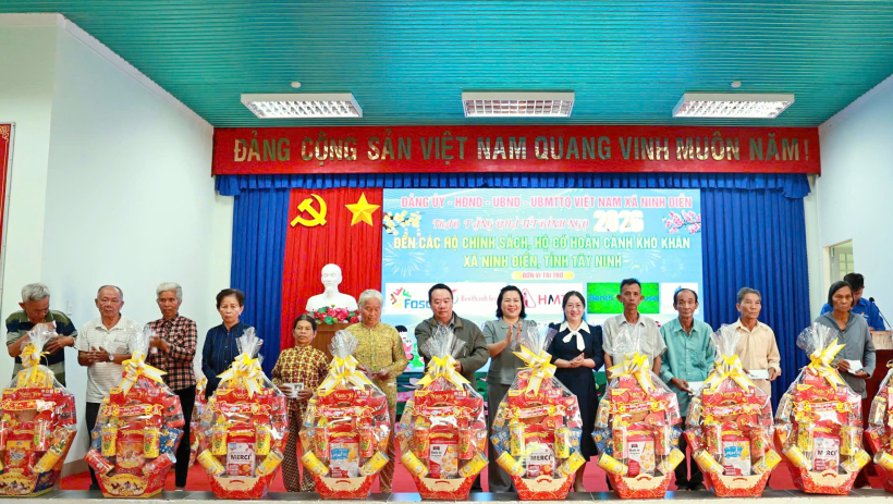 X&atilde; Ninh Điền: Trao tặng 170 phần qu&agrave; tết cho gia đ&igrave;nh ch&iacute;nh s&aacute;ch, hộ c&oacute; ho&agrave;n cảnh kh&oacute; khăn ​