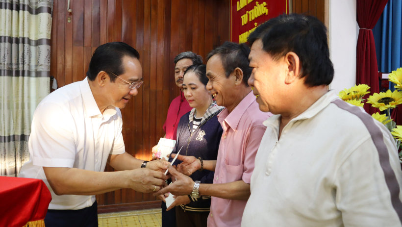 Chủ tịch UBND TP.Hồ Ch&iacute; Minh tặng qu&agrave; tết cho người d&acirc;n x&atilde; Bến Lức