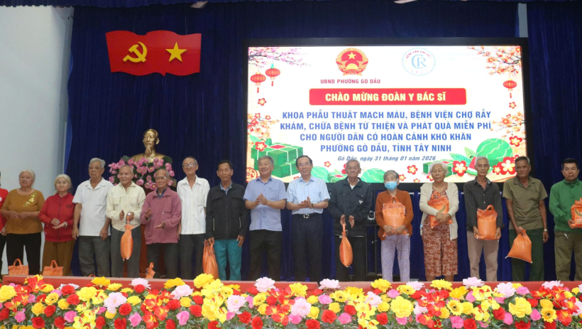 Kh&aacute;m bệnh, cấp thuốc v&agrave; trao 500 phần qu&agrave; tại phường G&ograve; Dầu