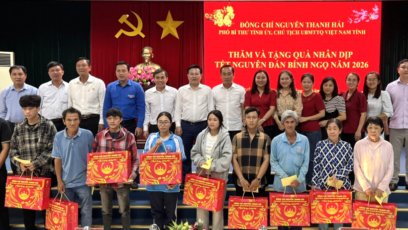 Ph&oacute; B&iacute; thư Tỉnh ủy Nguyễn Thanh Hải trao qu&agrave; tết cho hộ ngh&egrave;o tại phường Kiến Tường