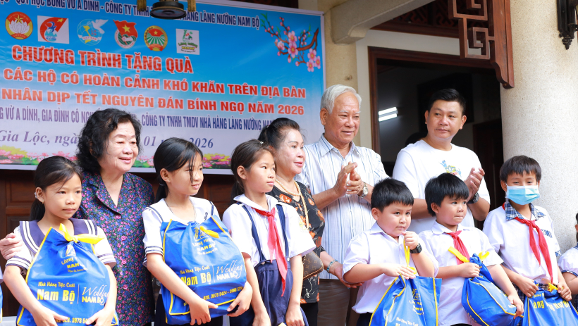 Phường Gia Lộc: Trao 250 phần qu&agrave; tết cho c&aacute;c đối tượng c&oacute; ho&agrave;n cảnh kh&oacute; khăn