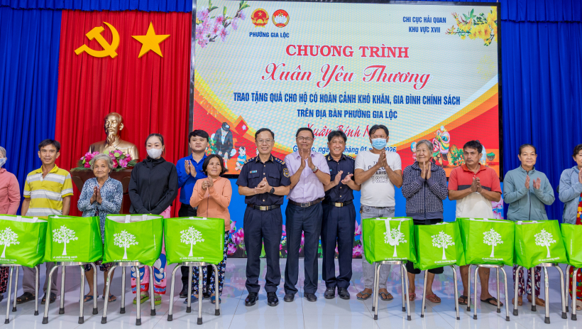 Chi cục Hải quan khu vực XVII tặng qu&agrave; tết tại hai phường Gia Lộc, Trảng B&agrave;ng