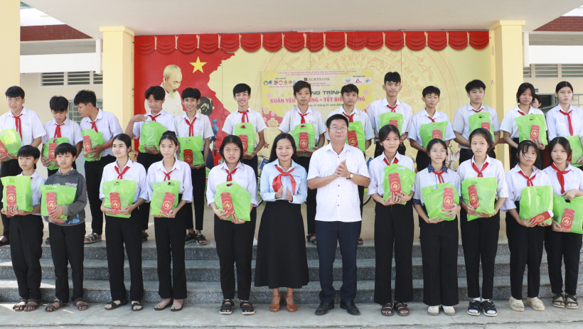 Tặng qu&agrave; tết cho người d&acirc;n c&oacute; ho&agrave;n cảnh kh&oacute; khăn tại hai x&atilde; Hảo Đước v&agrave; Ninh Điền