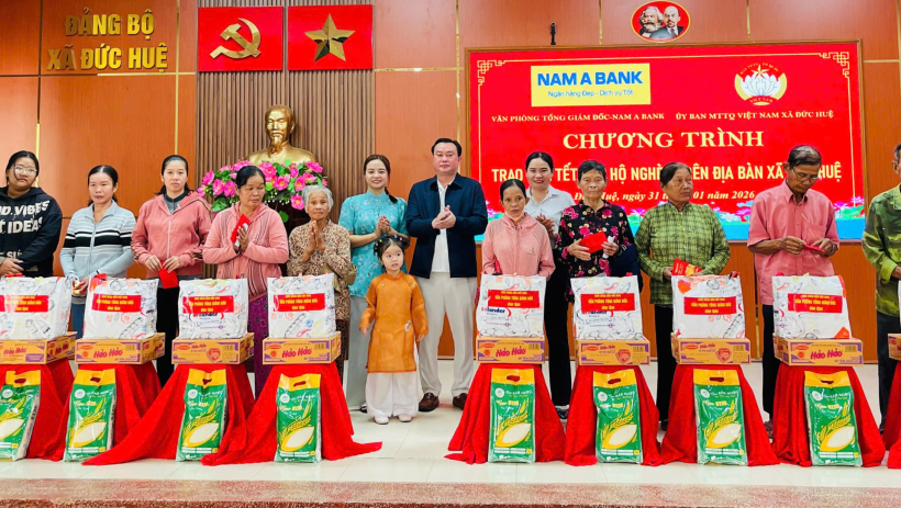 X&atilde; Đức Huệ tặng qu&agrave; tết cho hộ ngh&egrave;o