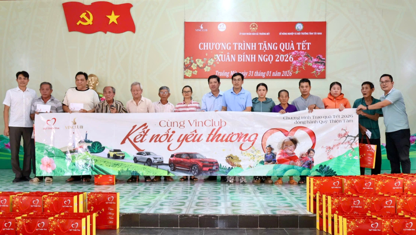 X&atilde; Tru&ocirc;ng M&iacute;t: Trao 400 phần qu&agrave; tết cho hộ ngh&egrave;o, hộ kh&oacute; khăn