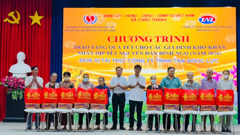 Tặng 100 phần qu&agrave; tết cho c&aacute;c gia đ&igrave;nh c&oacute; ho&agrave;n cảnh kh&oacute; khăn x&atilde; Ch&acirc;u Th&agrave;nh