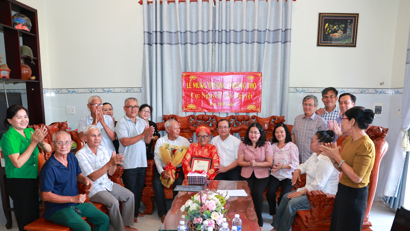 Ph&oacute; Chủ tịch UBND tỉnh Nguyễn Hồng Thanh ch&uacute;c tết cụ tr&ograve;n 100 tuổi v&agrave; người c&oacute; c&ocirc;ng tại x&atilde; Dương Minh Ch&acirc;u 