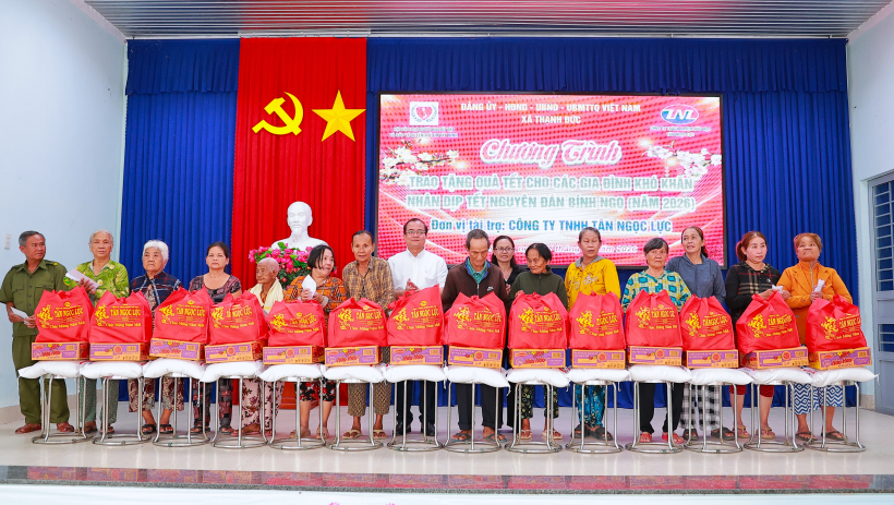 Ph&oacute; Chủ tịch UBND tỉnh Nguyễn Hồng Thanh tặng qu&agrave; Tết tại x&atilde; Thạnh Đức