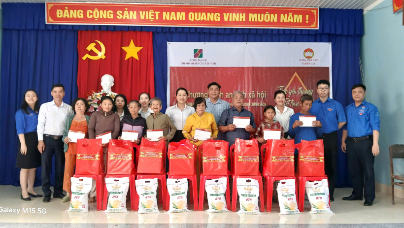 Agribank Chi nh&aacute;nh Bến Cầu trao tặng qu&agrave; tết tại 3 x&atilde; Bến Cầu, Long Thuận v&agrave; Long Chữ