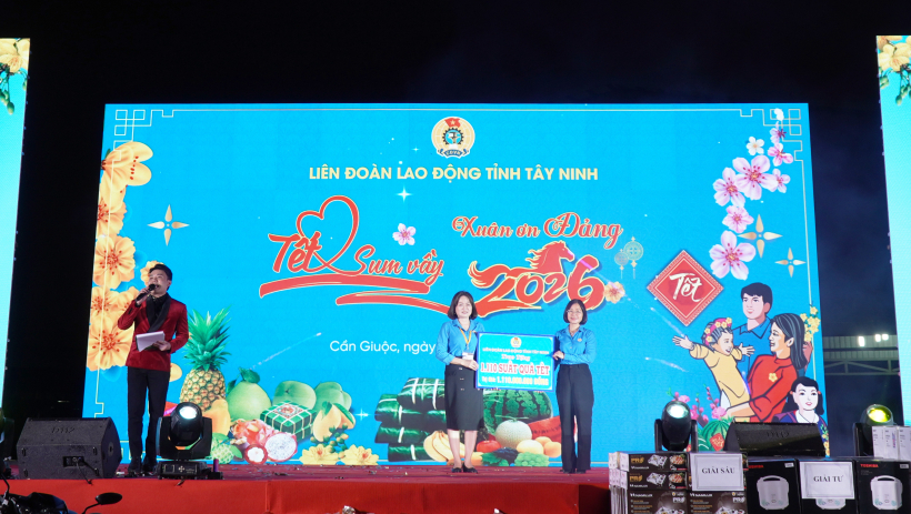 Li&ecirc;n đo&agrave;n Lao động tỉnh trao 1.110 phần qu&agrave; tại x&atilde; Cần Giuộc