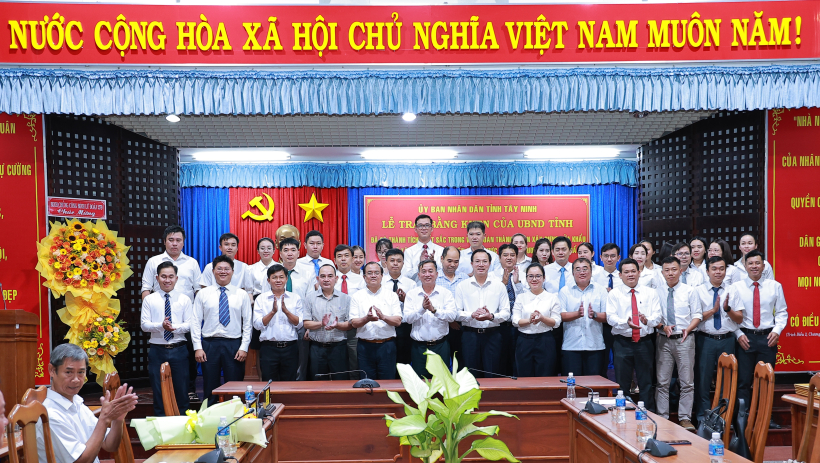 Khen thưởng 7 tập thể v&agrave; 10 c&aacute; nh&acirc;n ho&agrave;n th&agrave;nh xuất sắc Dự &aacute;n x&acirc;y dựng Cửa khẩu Quốc tế T&acirc;n Nam