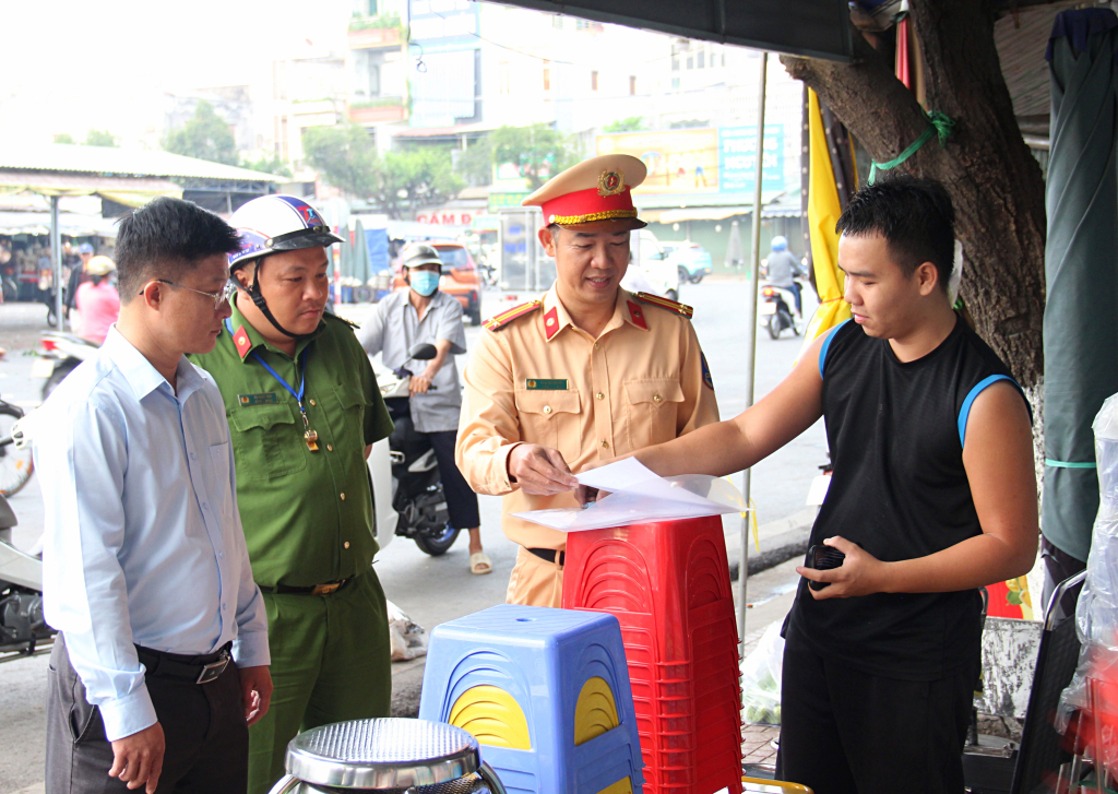 UBND phường Long Hoa phối hợp với Phòng Cảnh sát giao thông tuyên truyền, vận động các hộ kinh doanh không lấn chiếm hành lang an toàn giao thông