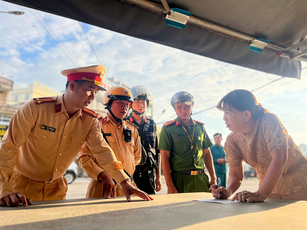 Các hộ kinh doanh ký cam kết chấp hành nghiêm các quy định