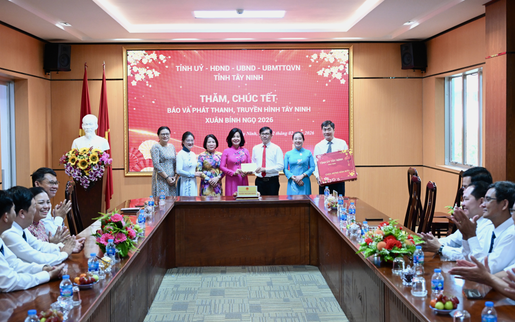 Ủy viên Ban Thường vụ Tỉnh uỷ, Trưởng Ban Tuyên giáo và Dân vận Tỉnh uỷ Tây Ninh Nguyễn Thị Xuân Hương đến thăm, chúc Tết Báo và phát thanh, truyền hình Tây Ninh