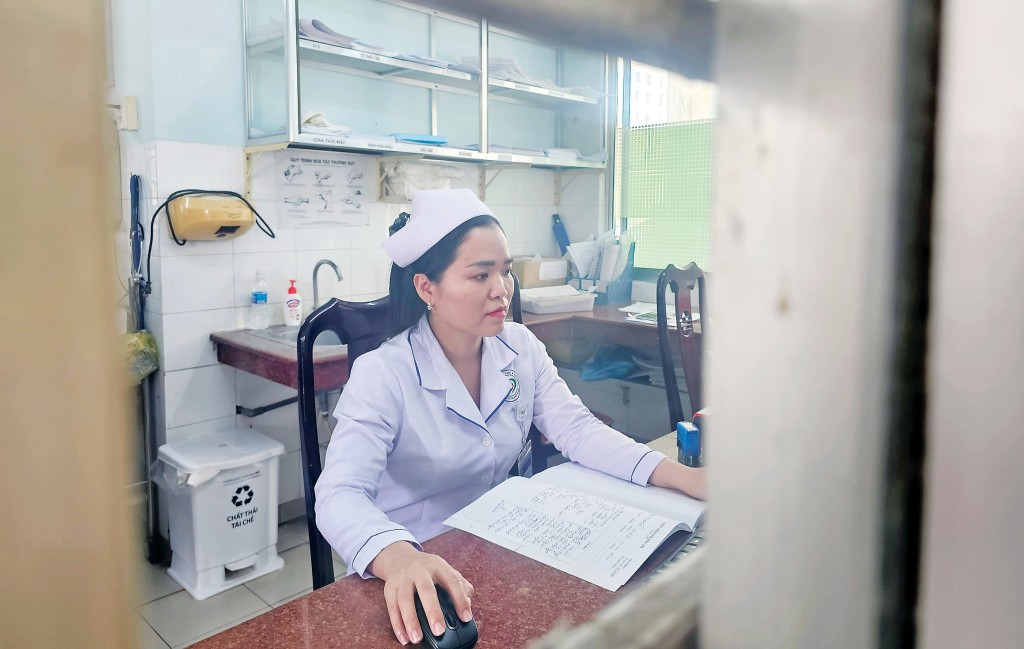 Đ&oacute;n xu&acirc;n sau c&aacute;nh cửa ph&ograve;ng trực 