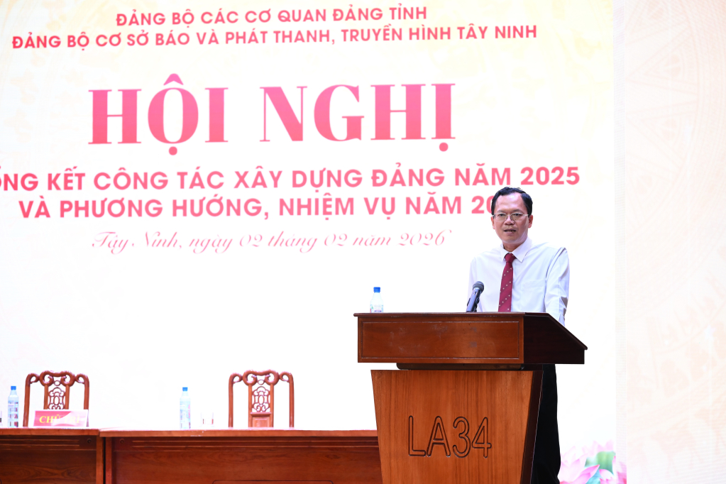 Phó Bí thư chuyên trách Đảng ủy các cơ quan Đảng tỉnh Huỳnh Thanh Phương phát biểu tại hội nghị