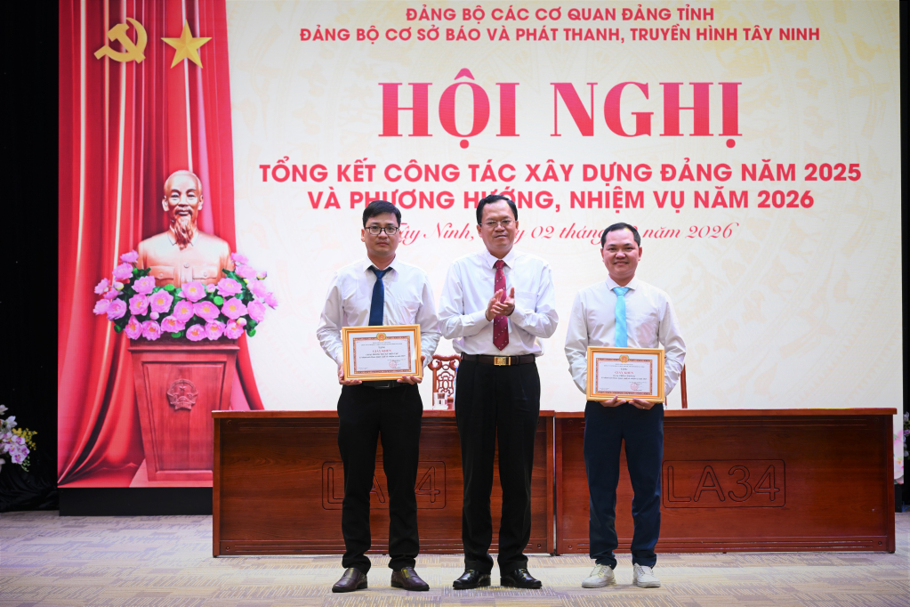 Phó Bí thư chuyên trách Đảng ủy các cơ quan Đảng tỉnh Huỳnh Thanh Phương trao giấy khen cho 2 tập thể hoàn thành xuất sắc nhiệm vụ