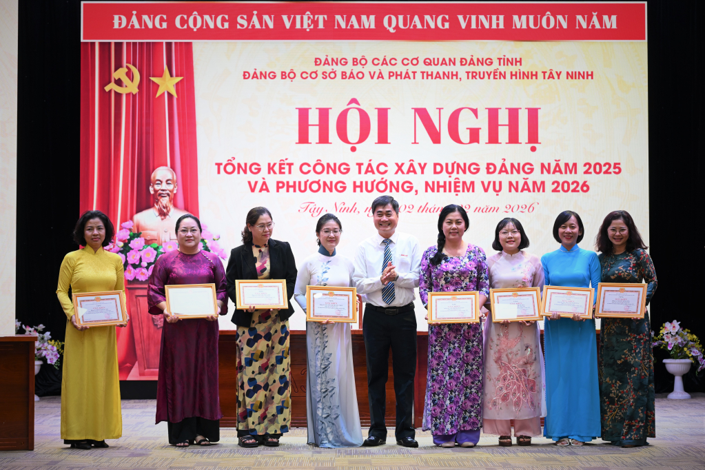 Phó Bí thư Đảng ủy, Phó Tổng biên tập Báo và PTTH Tây Ninh Châu Hồng Khá trao giấy khen cho các đảng viên hoàn thành xuất sắc nhiệm vụ