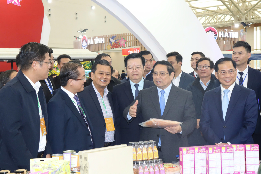 Thủ tướng Phạm Minh Chính cùng các đồng chí lãnh đạo Chính phủ ghé thăm gian hàng tỉnh Tây Ninh 