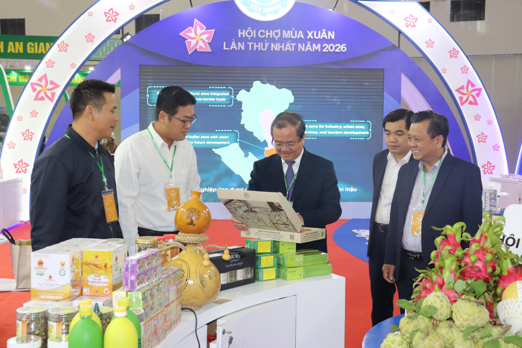 Phó Chủ tịch UBND tỉnh Nguyễn Hồng Thanh tham gian gian hàng tỉnh Tây Ninh