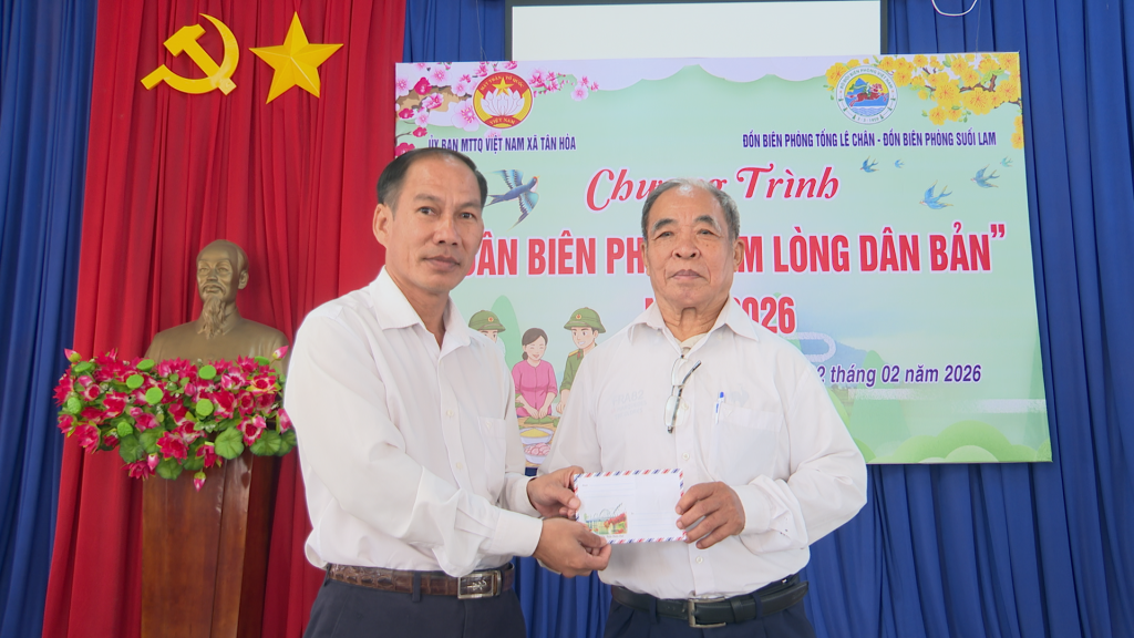 Phó Bí thư Thường trực Đảng ủy xã, Chủ tịch Ủy ban MTTQ Việt Nam xã Tân Hòa Bùi trao quà cho người dân