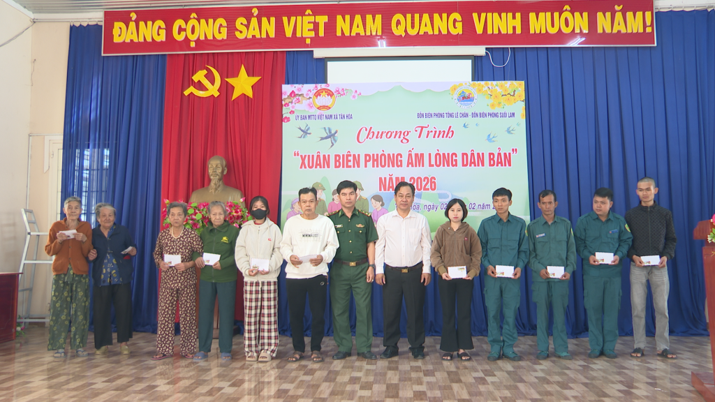 Bộ đội Biên phòng trao quà cho người dân trên địa bàn xã Tân Hòa