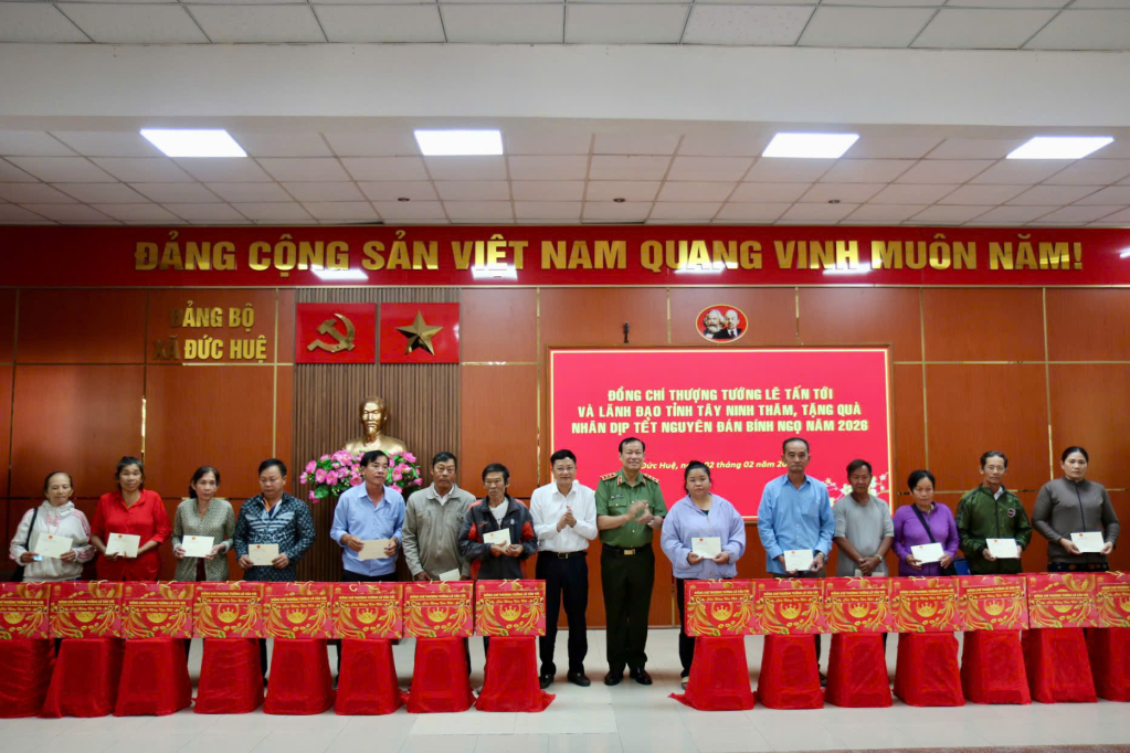 Thượng tướng Lê Tấn Tới và Bí thư Đảng ủy xã Đức Huệ Đào Ngọc Thanh tặng quà cho các hộ nghèo trên địa bàn