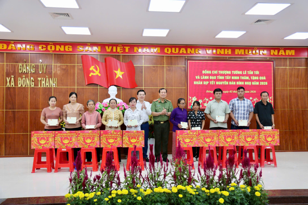 Thượng tướng Lê Tấn Tới và Chủ tịch UBMTTQVN tỉnh Nguyễn Thanh Hải tặng quà cho lực lượng an ninh cơ sở tại xã Đông Thành