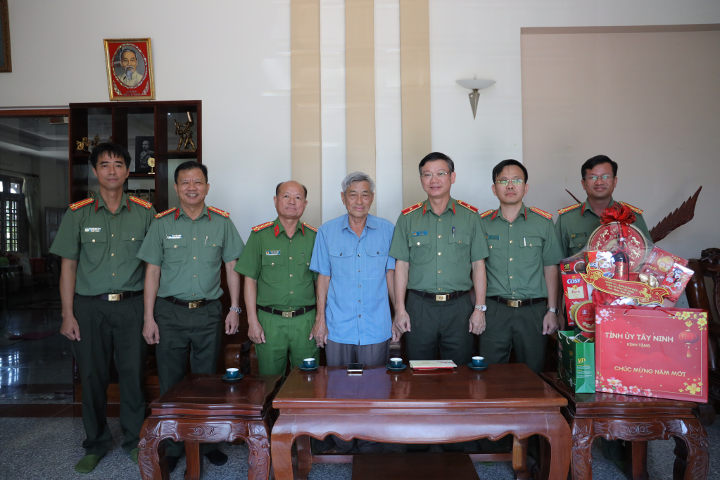 Đoàn công tác đến thăm gia đình Trung tướng Nguyễn Minh Dũng - nguyên Phó Tổng cục trưởngTổng Cục xây dựng lực lượng, Bộ Công An