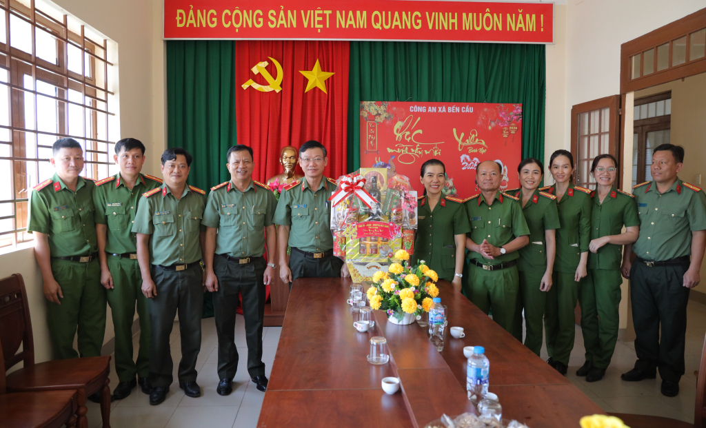 Thiếu tướng Vũ Như Hà – Giám đốc Công an tỉnh Tây Ninh thăm, tặng quà Công an xã Bến Cầu