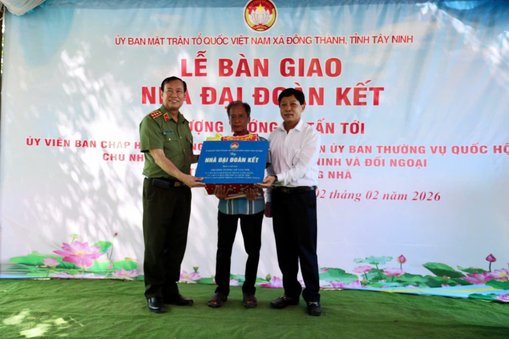 Thượng tướng Lê Tấn Tới và Bí thư Đảng ủy xã Đông Thành trao quà và nhà đại đoàn kết cho ông Trà Văn Pha 