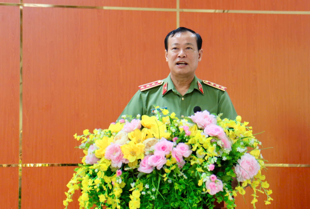 Thượng tướng Lê Tấn Tới phát biểu tại xã Đức Huệ