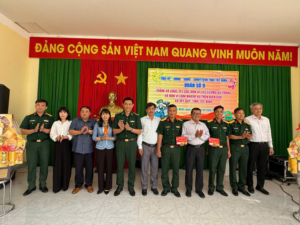 doan,cong,tac,trao,qua,gui,loi,chuc,mung,nam,moi,tot,dep,nhat,den,toan,the,can,bo,chien,si,dai,doi,bo,binh,ban,chi,huy,phong,thu,khu,vuc,1,ben,luc,19565502.jpg