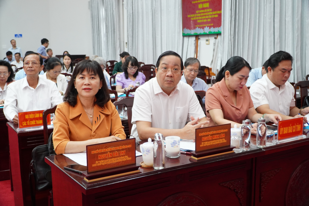 Các đồng chí Uỷ viên Ban Thường vụ Tỉnh uỷ dự hội nghị