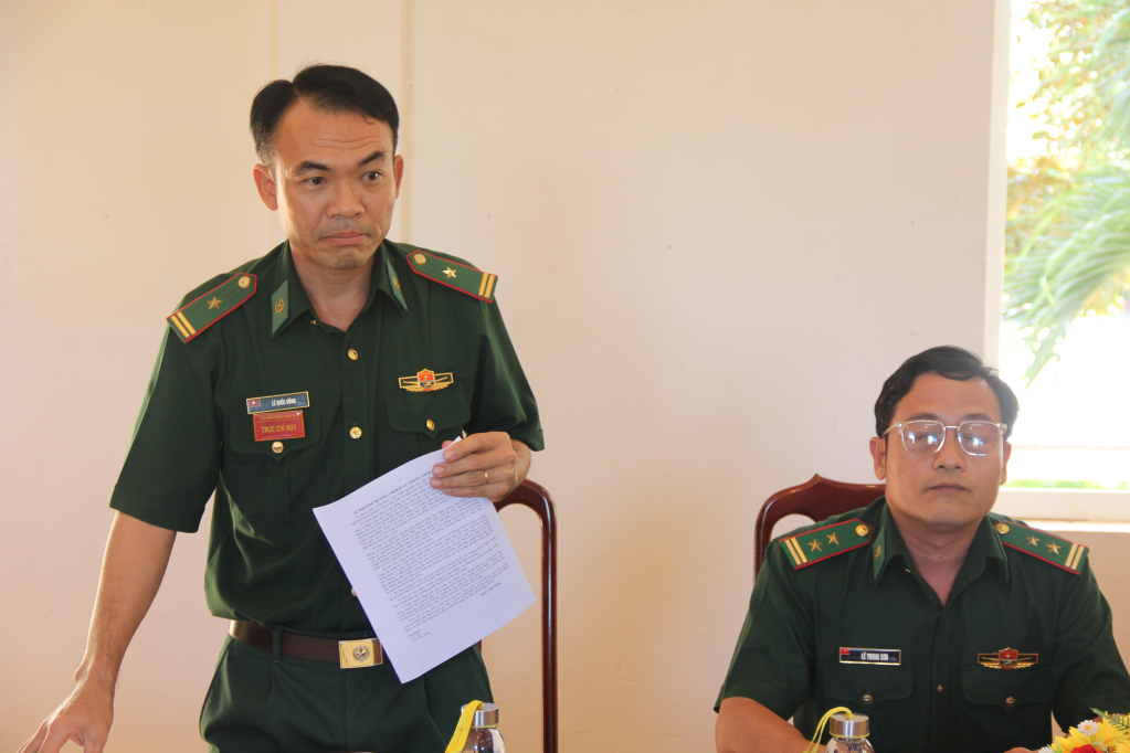 Thiếu tá Lê Quốc Dũng, Phó Đồn trưởng Đồn Biên phòng Thạnh Trị báo cáo kết quả thực hiện nhiệm vụ năm 2025 với đoàn công tác