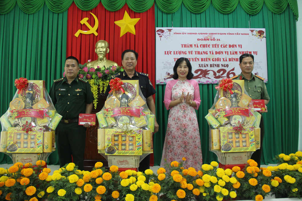 Đoàn trao quà các đơn vị Trạm kiểm soát Biên phòng, Hải quan, Trạm Công an kiểm soát xuất, nhập cảnh  Cửa khẩu Quốc tế Bình Hiệp
