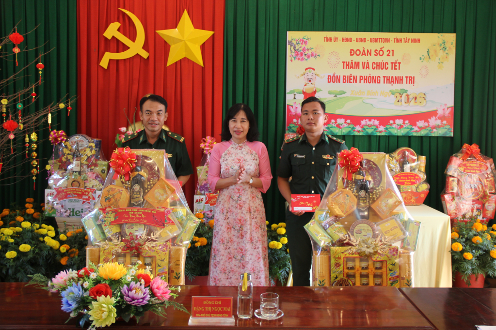 Đoàn trao quà tết cho Đồn Biên phòng Thạnh Trị, Trạm kiểm soát Biên phòng Giăng Giơ