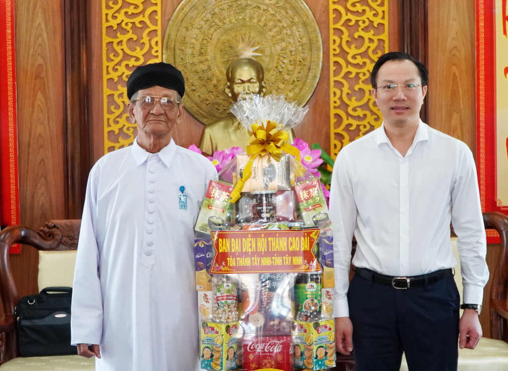 Ủy viên Ban Thường vụ Tỉnh ủy, Phó Chủ tịch UBND tỉnh Đoàn Trung Kiên tiếp đoàn chúc Tết của Ban Đại diện Hội thánh Cao đài Tòa thánh Tây Ninh 