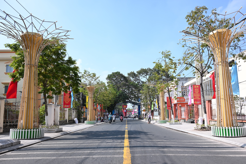 Trên các tuyến đường trung tâm tỉnh như Nguyễn Huệ, Nguyễn Đình Chiểu, Nguyễn Trung Trực, Hùng Vương được phủ một màu đỏ rực của những hàng cờ, cụm pano chào mừng năm mới