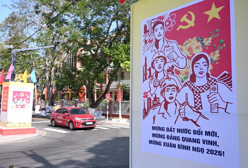 Cụm pano khổ lớn được dựng trên đường Nguyễn Huệ