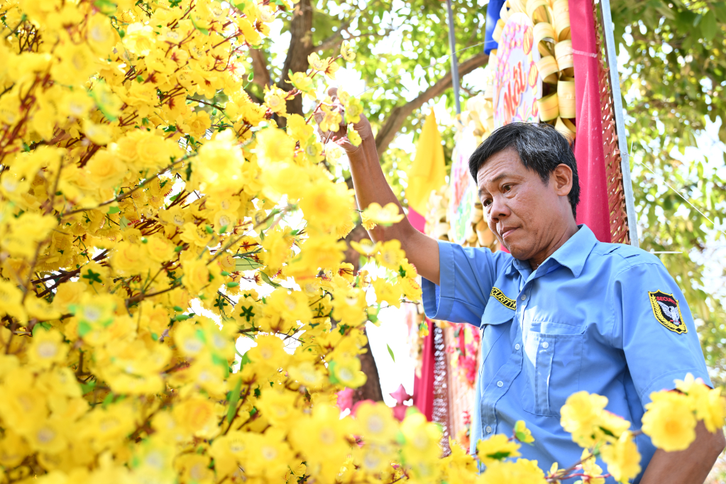 Các tiểu cảnh, cây mai đang được gấp rút hoàn thiện