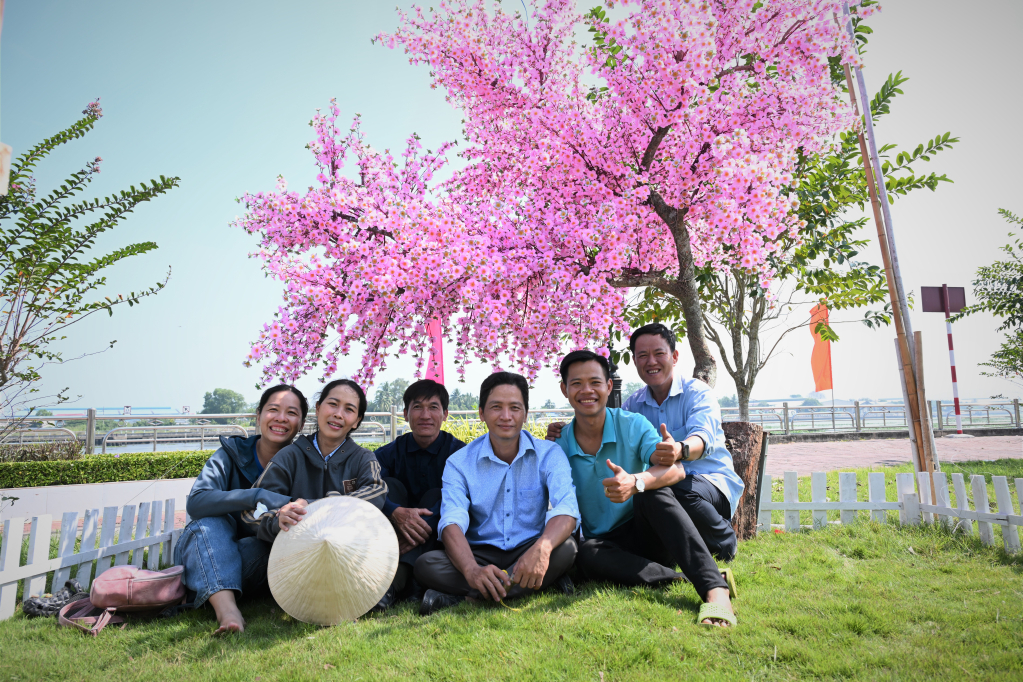 Cây hoa đào được hoàn thành mang đến không khí ngày Tết cận kề