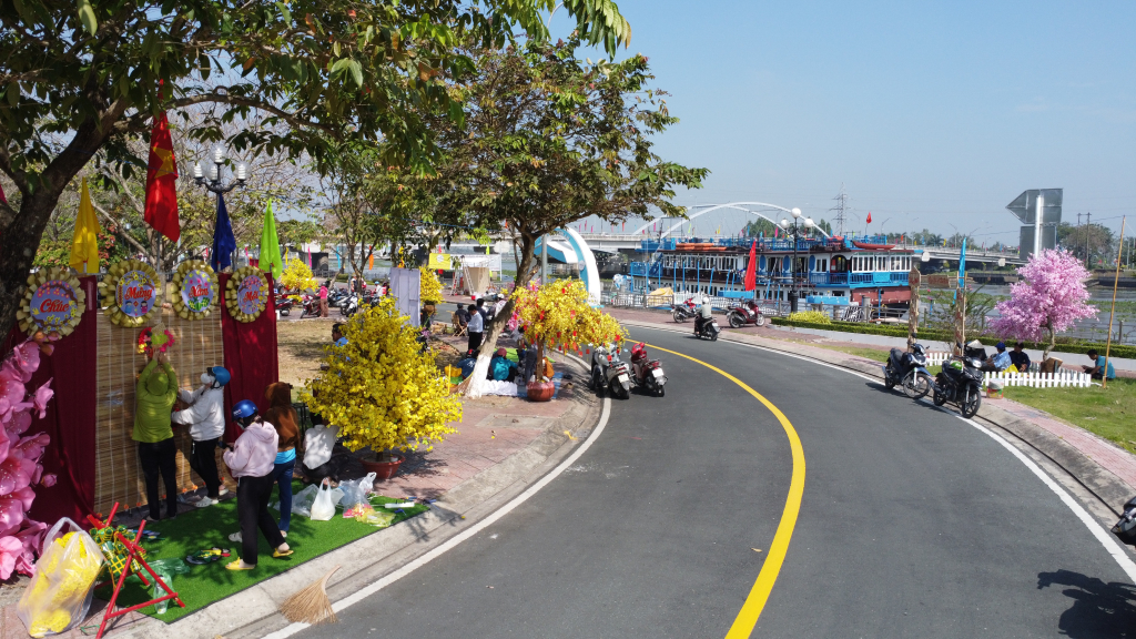 Những cụm tiểu cảnh trang trí Tết đang được gấp rút hoàn thành