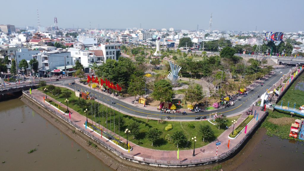 Một góc công viên Hoàng Hoa Thám rực rỡ cờ hoa