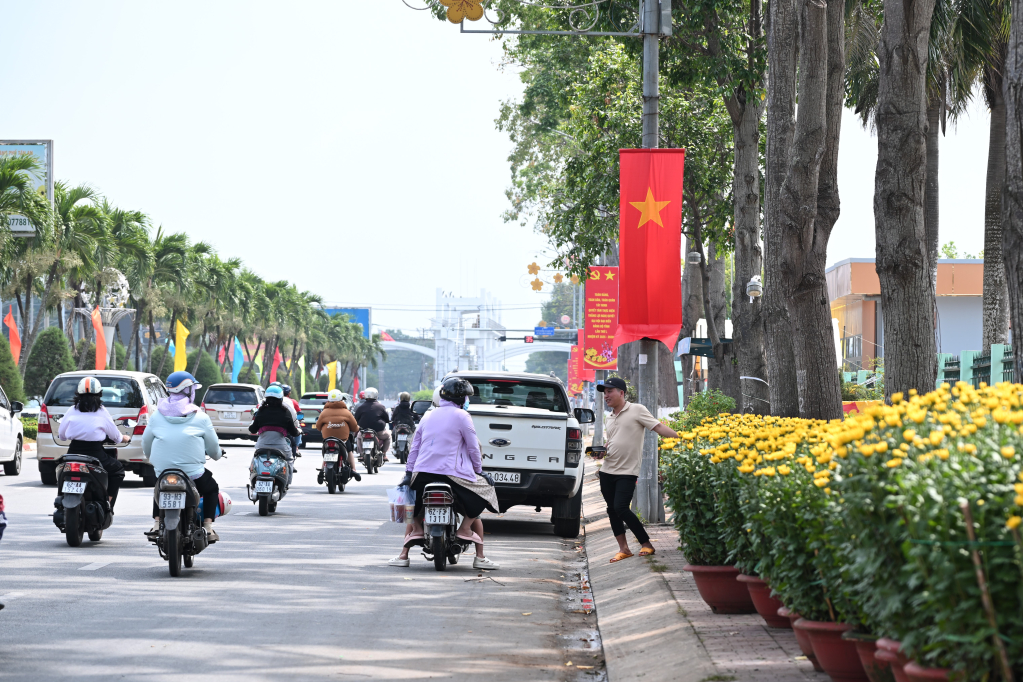 Trên các tuyến đường tiểu thương đã bắt đầu mang hoa xuân về bán
