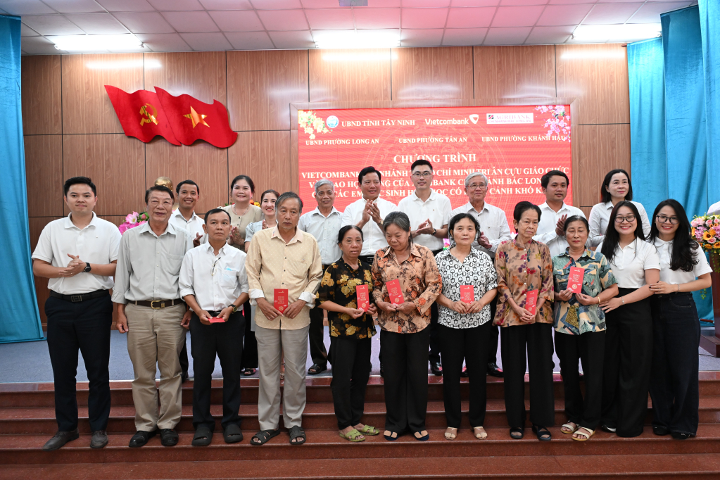 Phó Chủ tịch UBND tỉnh Phạm Tấn Hòa và đơn vị tài trợ trao quà cho cựu giáo chức có hoàn cảnh khó khăn