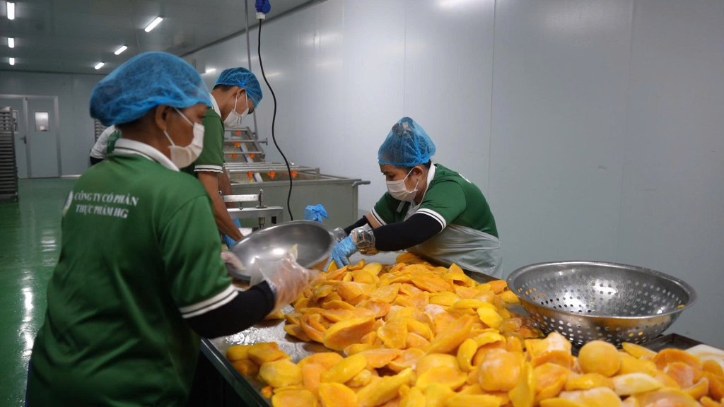 Nhân công sản xuất các mặt hàng Tết (Ảnh: Đức Cảnh)