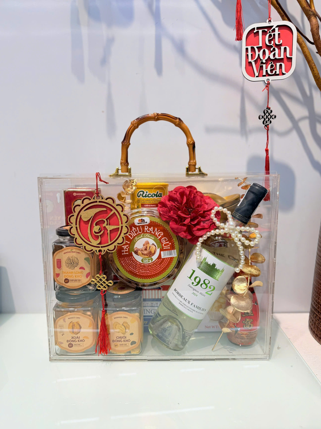Giỏ quà Tết từ sản phẩm OCOP trái cây sấy đông khô