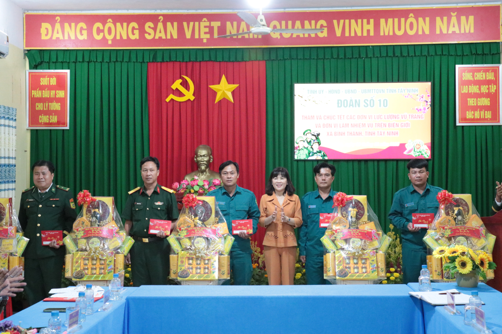 Ủy viên Ban Thường vụ Tỉnh ủy, Phó Chủ tịch Thường trực HĐND tỉnh Tây Ninh Nguyễn Đài Thy trao quà Tết cho cán bộ, chiến sĩ các đơn vị lực lượng vũ trang làm nhiệm vụ trên tuyến biên giới