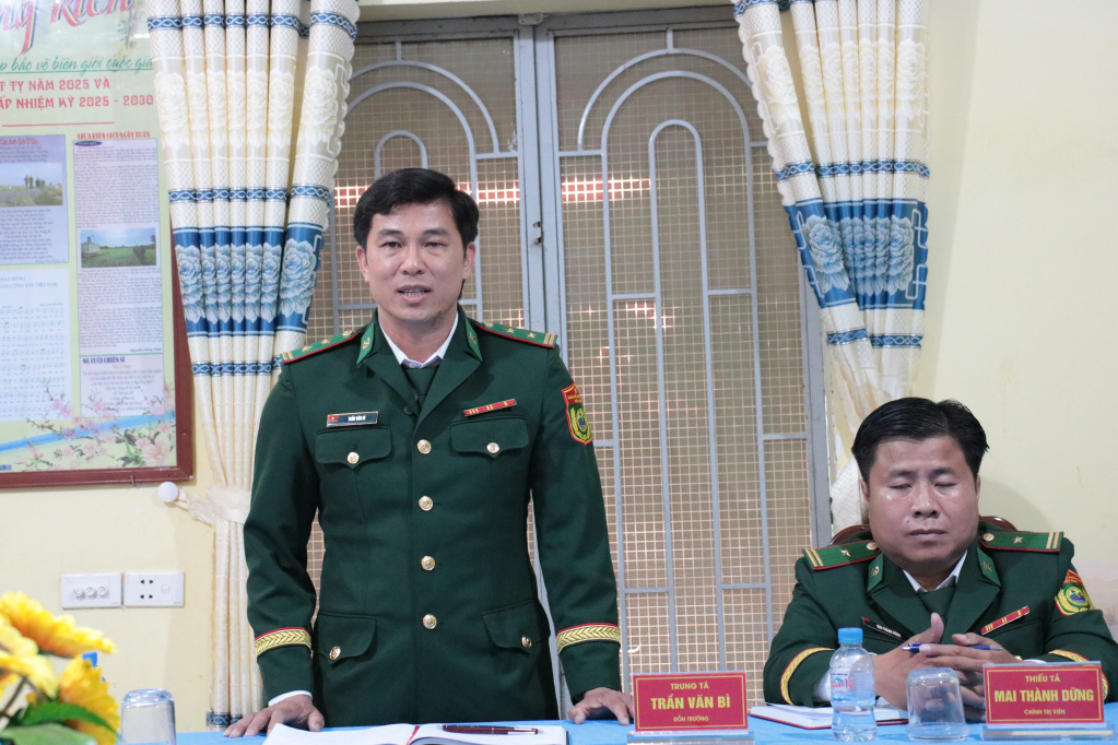 Trung tá Trần Văn Bì - Đồn trưởng Đồn Biên phòng Thuận Bình đại diện các đơn vị báo cáo tóm tắt kết quả thực hiện nhiệm vụ năm 2025